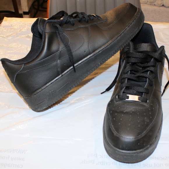 Nike Men's Black Leather Sneakers - Picture 3 of 4